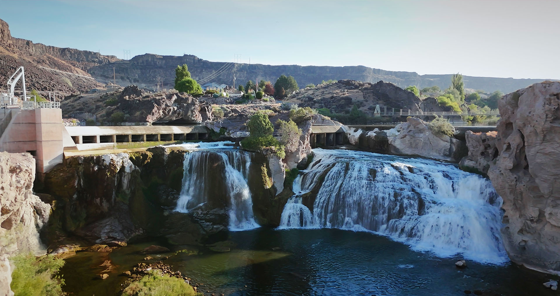 Shoshone Falls scenic overlook with water flowing